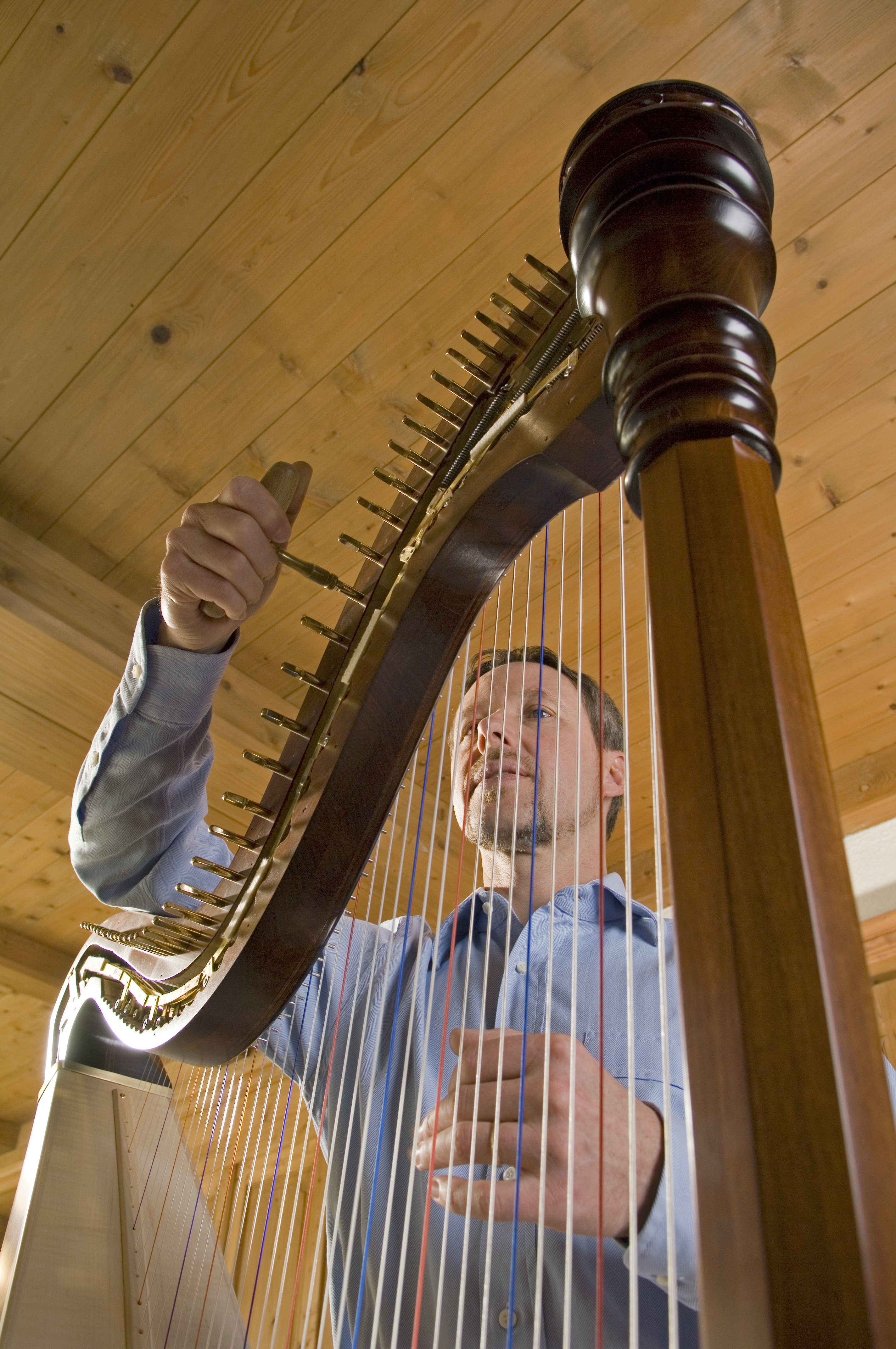 Peter Mürnseer beim Stimmen einer Harfe