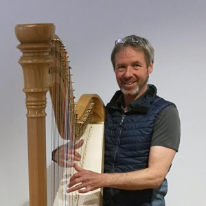 Peter Mürnseer an der Harfe